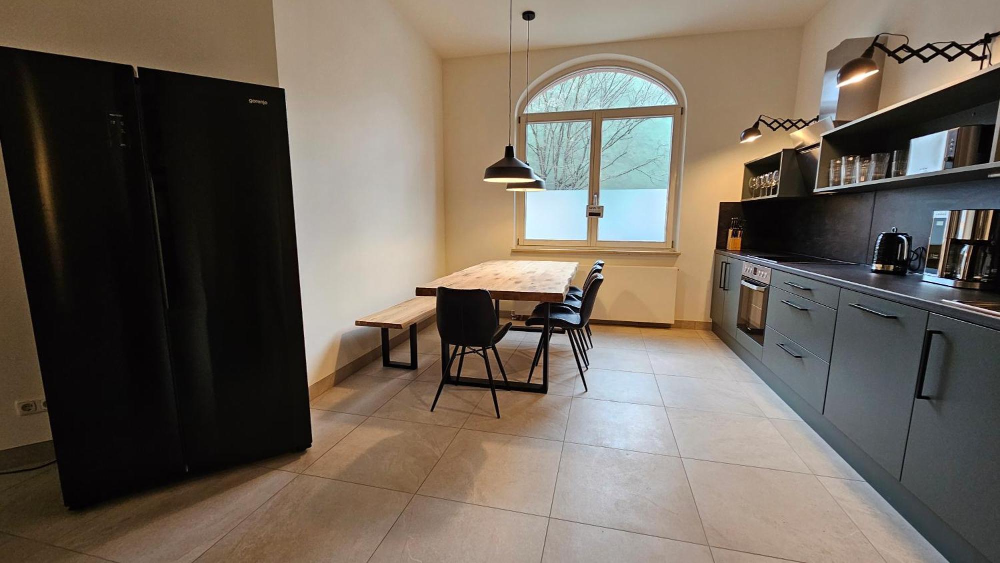 Apartment Yfb-170m2 Fuer Bis Zu 15, Modern, 1min Zu Ubahn, Ruhige Lage, Parkplaetze, Wifi, Netflix, Kindergerecht *