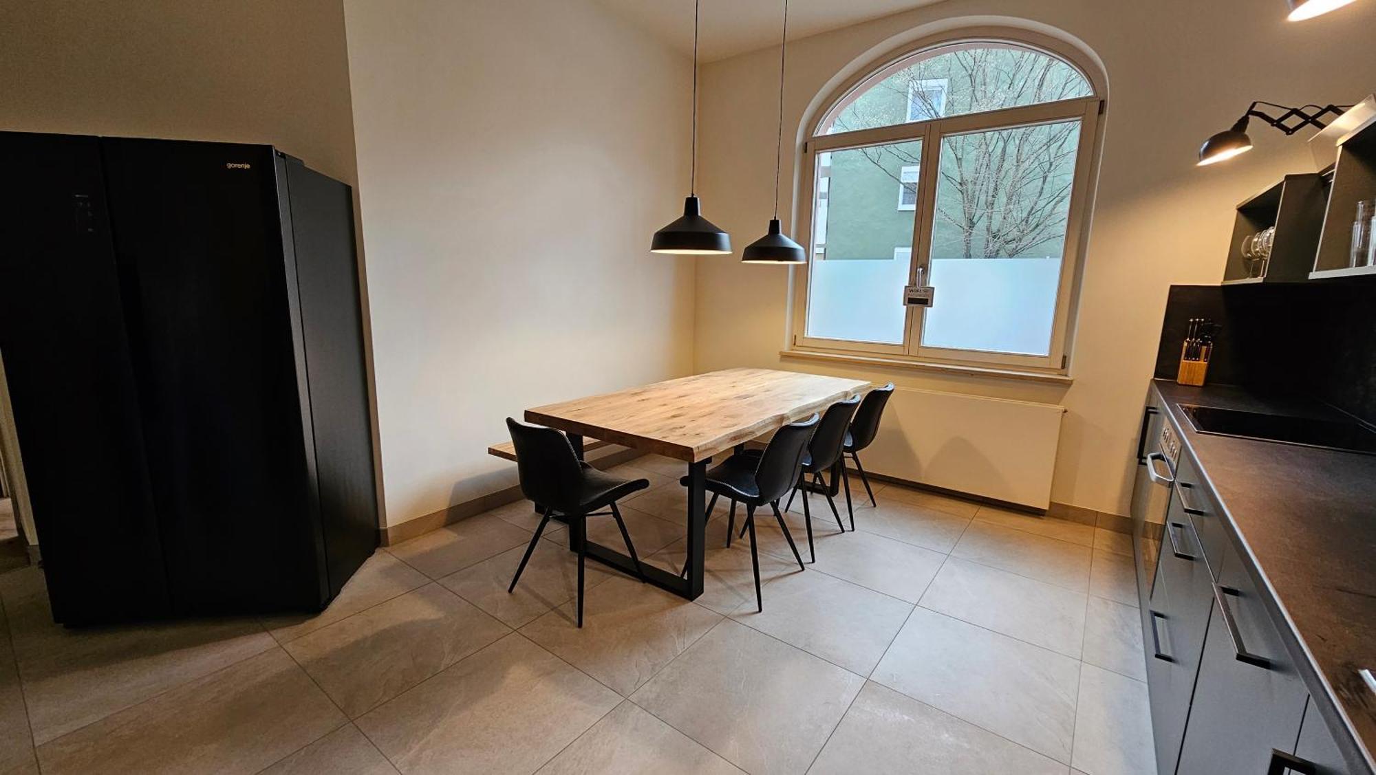 Yfb-170m2 Fuer Bis Zu 15, Modern, 1min Zu Ubahn, Ruhige Lage, Parkplaetze, Wifi, Netflix, Kindergerecht Nuremberg