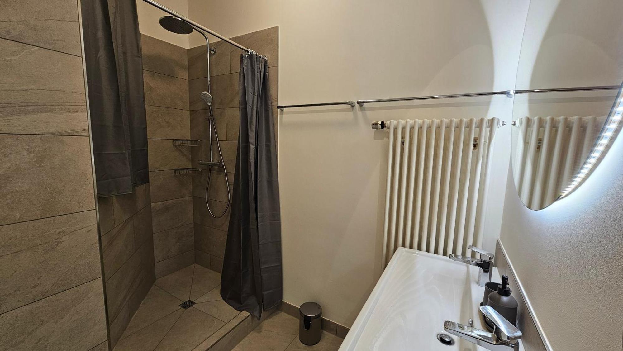 Apartment Yfb-170m2 Fuer Bis Zu 15, Modern, 1min Zu Ubahn, Ruhige Lage, Parkplaetze, Wifi, Netflix, Kindergerecht *