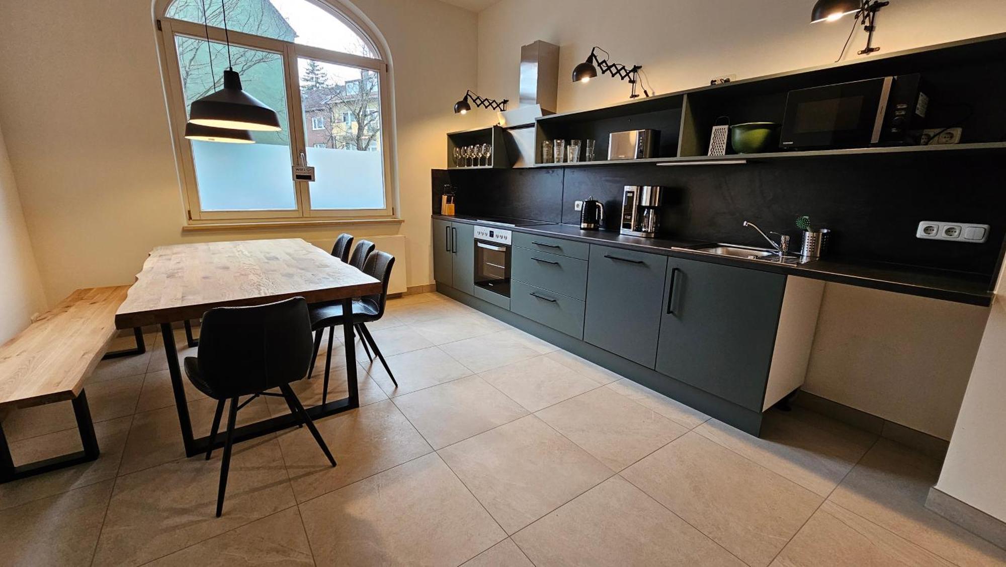 Apartment Yfb-170m2 Fuer Bis Zu 15, Modern, 1min Zu Ubahn, Ruhige Lage, Parkplaetze, Wifi, Netflix, Kindergerecht *